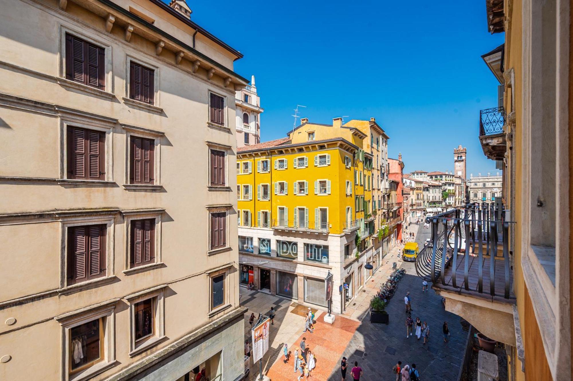 Hoomee Piazza Erbe Apartment Verona Bagian luar foto