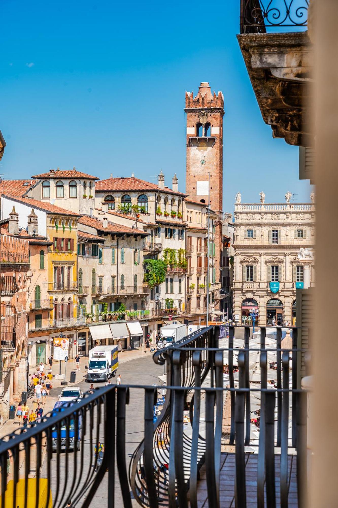 Hoomee Piazza Erbe Apartment Verona Bagian luar foto